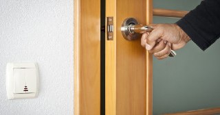 Установка дверей Кыштым цена от 1366 руб.